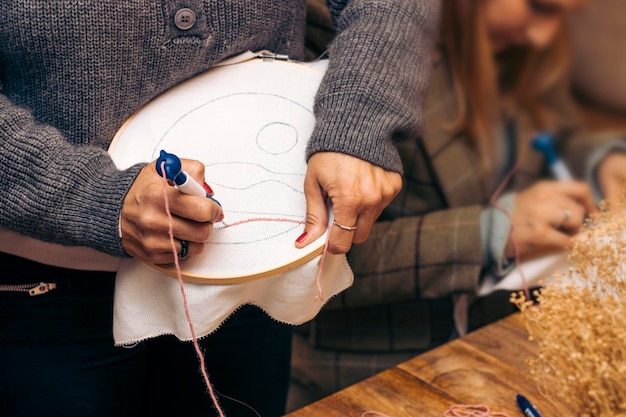 instruktor pokazujący technikę haftu