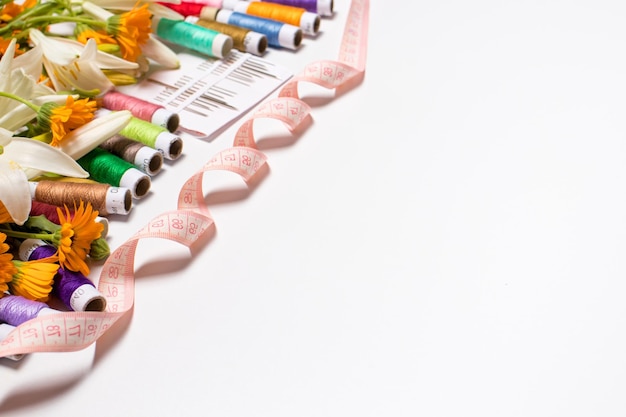 kolorowe nici i wzory haftu